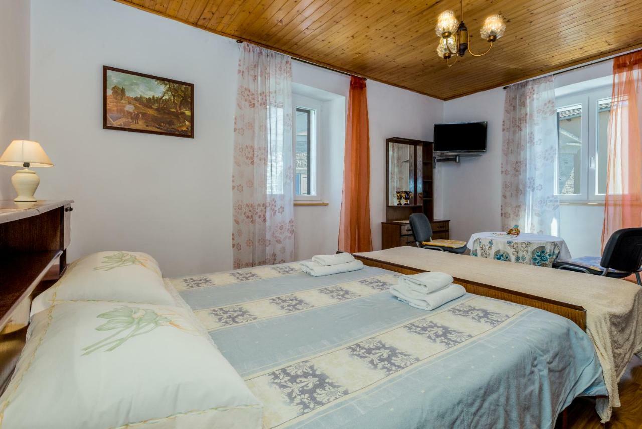 Guest House Robert i Mirna Bale Extérieur photo